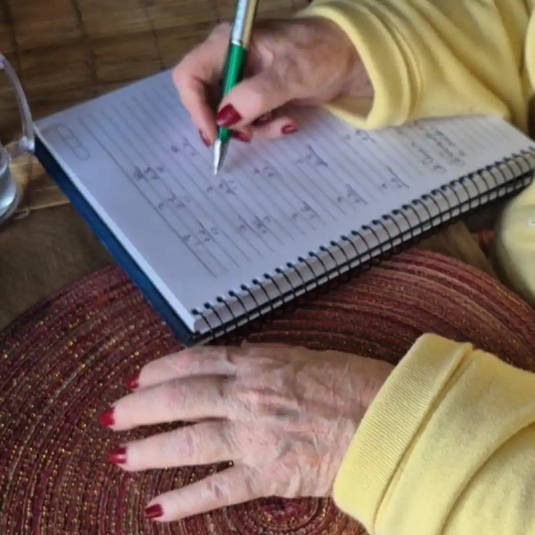 Idosa com atividade de contas matemáticas