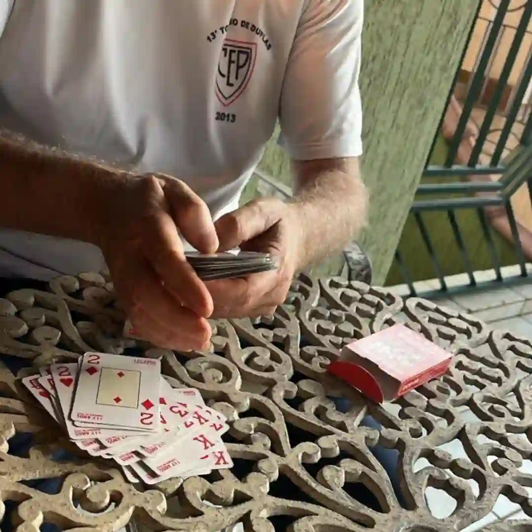 Idoso com atividade de jogos de cartas