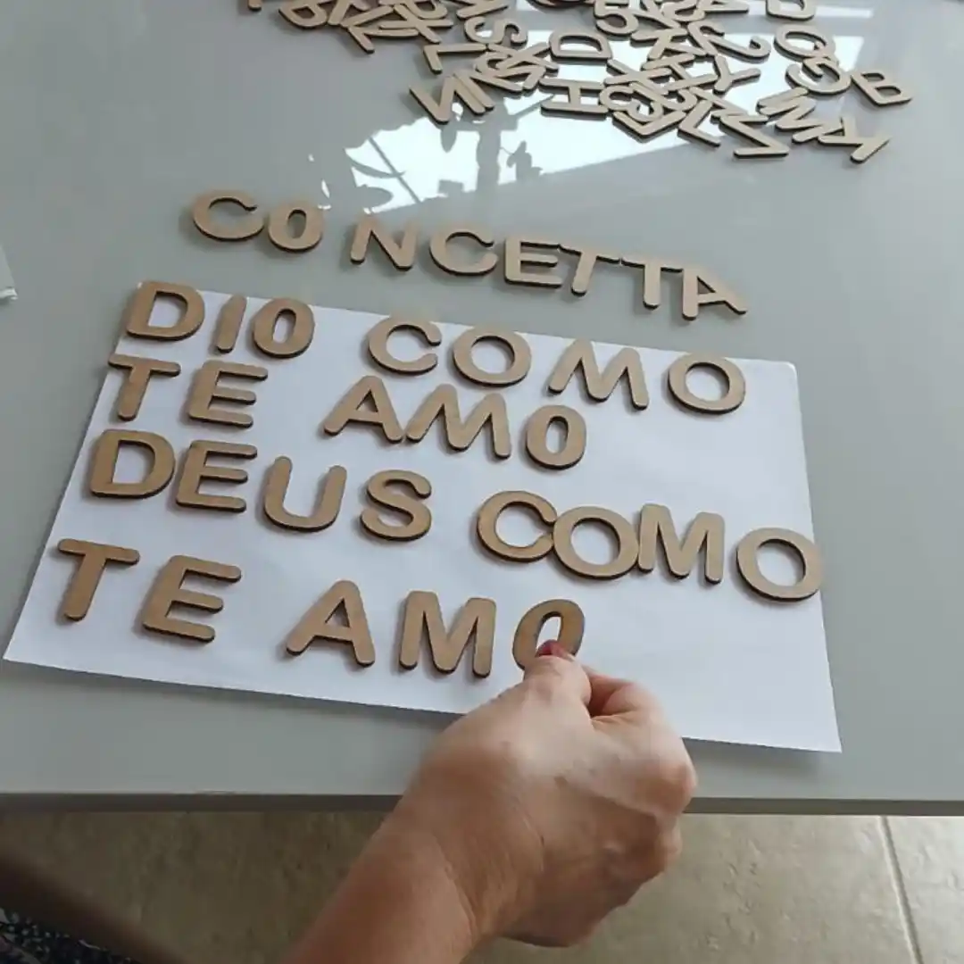 Idosa com atividade de montar palavras e frases com letras soltas